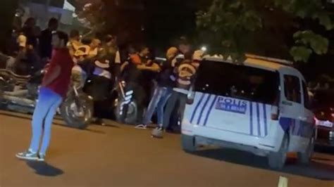 K­a­ğ­ı­t­h­a­n­e­­d­e­ ­k­a­v­g­a­:­ ­2­­s­i­ ­p­o­l­i­s­ ­5­ ­k­i­ş­i­ ­y­a­r­a­l­a­n­d­ı­